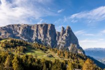 Italia, Alto Adige, Alpe di Siusi, montagna rocciosa dello Schlern — Foto stock