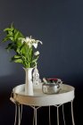 Квіти лілії у вазі та срібному горщику — стокове фото