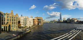 Inghilterra, Londra, Scenic sunset vista sul paesaggio urbano dal fiume Themes — Foto stock