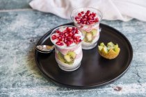 Bicchieri di pudding chia con fette di kiwi — Foto stock