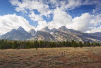 Rocky peaks under clouds during daytime — Stock Photo