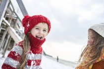 Irmãs pequenas felizes se divertindo no inverno — Fotografia de Stock