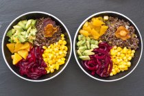 Pranzo ciotole di quinoa rossa e verdure — Foto stock