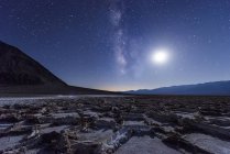 EUA, Califórnia, Vale da Morte, Via Láctea e Lua sobre Badwater Basin — Fotografia de Stock