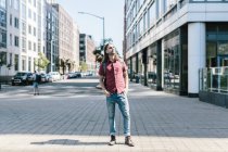 Ritratto di uomo medio adulto in piedi in strada — Foto stock