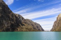 Perù, Ande, Parco nazionale Huascaran, Paesaggio montano panoramico e vista sulla laguna turchese in primo piano — Foto stock