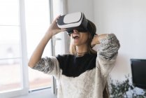 Жінка в окулярах VR вдома — стокове фото