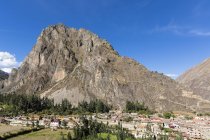 Perù, Ande, Regione Cusco, Città nella valle delle montagne vista dall'alto — Foto stock