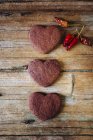 Домашнее шоколадное печенье в форме сердца на дереве с сушеным чили — стоковое фото