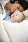 Закри матері і дитини спати голова до голови в ліжку — Stock Photo