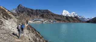 Nepal, Himalaya, Khumbu, regione dell'Everest. Trekkers a piedi vicino al lago Gokyo — Foto stock