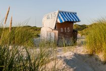 Alemania, Amrum, silla de playa con capucha cerrada en las dunas - foto de stock