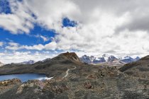 América del Sur, Perú, Andes, Montañas aéreas paisaje con lago - foto de stock