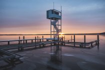 Germania, Berlino, Mueggelsee con torre di immersione in inverno all'alba — Foto stock