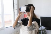 Жінка в окулярах VR вдома — стокове фото