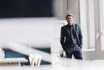 Empresario parado en la oficina - foto de stock