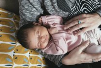 Mutter hält schlafendes Baby — Stockfoto