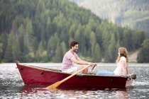 Junges Paar im Ruderboot auf dem See — Stockfoto