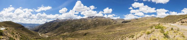América do Sul, Peru, Andes, Pass-Strae ins Tal nach Chivay, Panoramic mountain landscape — Fotografia de Stock