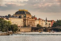 Cechia, Praga, esterno del Teatro Nazionale con fiume Moldava — Foto stock