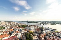 Lettonie, Riga, vue sur Riga et l'ADN, tour de télévision, halles de marché, vieille ville et pont ferroviaire sur l'eau — Photo de stock
