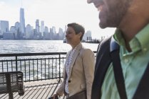 EE.UU., colegas caminando en Nueva Jersey, frente al mar con vistas a Manhattan — Stock Photo