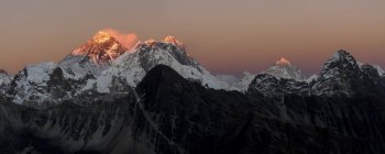 Vista della cima della montagna al tramonto — Foto stock