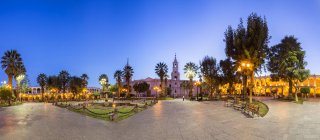 Sdamerika, Peru, Arequipa, Plaza de Armas with Basilica Cathedral of Arequipa illuminated in night — Stock Photo
