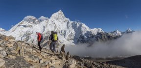 Непал, Гімалаї, Кхумбу, Еверест регіон. Мандрівників, ходьба на скелях — стокове фото