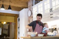 Vater und kleiner Junge backen Kuchen in Küche — Stockfoto