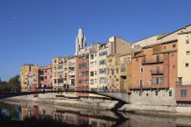 España, Cataluña, Girona, casas históricas y Puente Gómez sobre el río Onyar en Barri Vell (casco antiguo ) - foto de stock