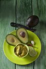Ciotola di Guacamole e ingredienti — Foto stock