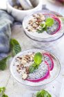 Ciotole di frullato con frutti di drago — Foto stock