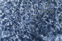 Superficie del agua de la textura del río Isar, marco completo - foto de stock