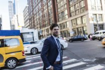 Retrato de homem de negócios andando na rua movimentada — Fotografia de Stock