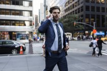 Homem de negócios com pressa correndo por Manhattan — Fotografia de Stock