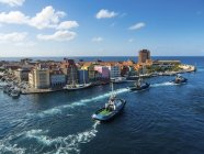 Curacao, Willemstad, Punda, rimorchiatori e case colorate sul lungomare — Foto stock