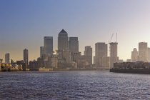 Vista del centro financiero Canary Wharf and Thames, Londres, Inglaterra, Gran Bretaña, Europa - foto de stock