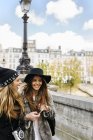 Париж, Франция, две туристки, гуляющие по городу — стоковое фото