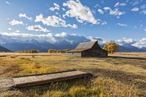 Celeiro Moulton em frente à cordilheira Teton, Grupo Catedral com o Pico Nez Perce
, — Fotografia de Stock