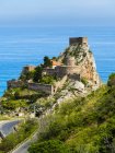 Vista panorâmica com castelo na costa rochosa, Sicília, Itália — Fotografia de Stock