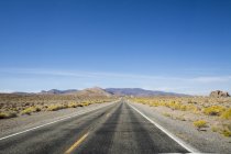 Estados Unidos, Nevada, camino vacío en el desierto - foto de stock