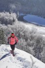 Німеччина, Баварія, ІСАР долини, Vorderriss, жінка біг підтюпцем взимку — стокове фото