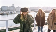 Gijn, Asturies, Espagne, jeunes femmes utilisant des lunettes VR à l'extérieur — Photo de stock