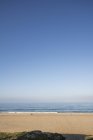Просмотр днем людей на песчаном пляже в Манхэттене, Калифорния, США — стоковое фото