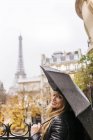 Paris, France, jeune femme sous la pluie avec la Tour Eiffel en arrière-plan
. — Photo de stock