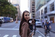 Jeune femme d'affaires avec tablette numérique, Manhattan, New York. États-Unis — Photo de stock