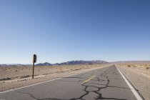 США, Каліфорнія, порожній дорога в desert — стокове фото