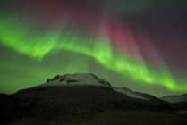 Aurora boreal colorido sobre a cordilheira, Islândia — Fotografia de Stock