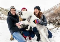 Leon, Spagna, tre amici si fanno un selfie con il cane nella neve — Foto stock
